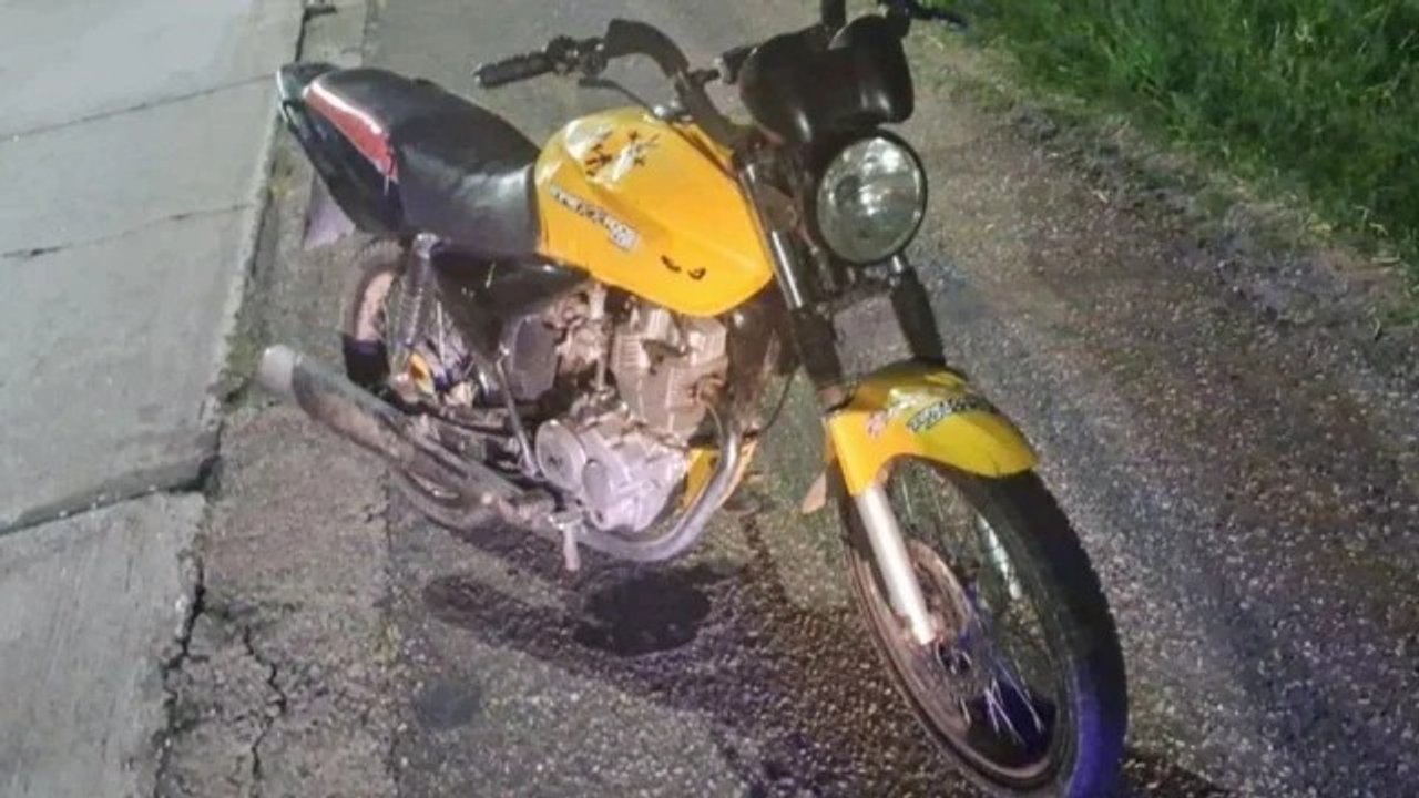 noticiaspuertosantacruz.com.ar - Imagen extraida de: https://adnsur.com.ar/policiales---judiciales/una-beba-viajaba-con-sus-papas-en-moto--la-manta-se-atasco-en-la-rueda-y-perdio-una-de-sus-piernas_a679a72773c23173dddb2b8bc