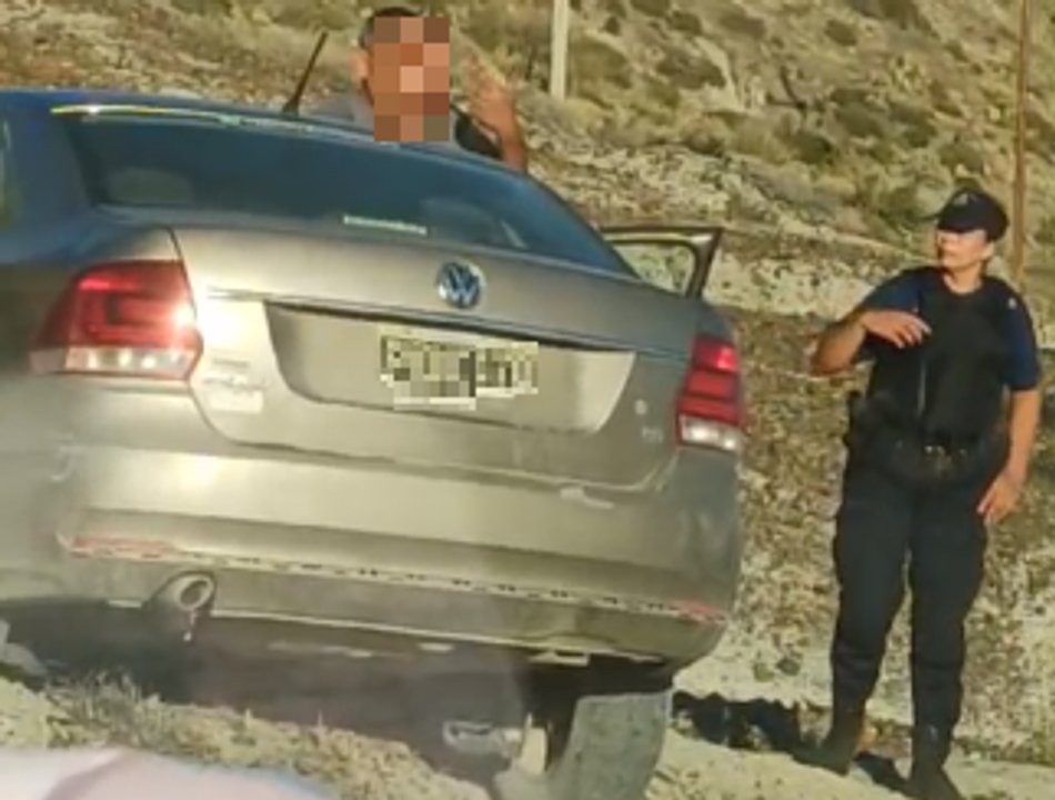 noticiaspuertosantacruz.com.ar - Imagen extraida de: https://adnsur.com.ar/policiales---judiciales/rompio-el-record-de-alcoholemia-en-comodoro--dejo-el-auto--colgando--y-se-resistio-a-bajar_a679abd463c23173dddbc1738