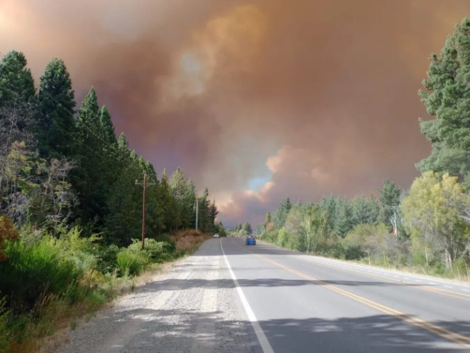 noticiaspuertosantacruz.com.ar - Imagen extraida de: https://adnsur.com.ar/sociedad/incendios-en-el-bolson--cortaron-la-ruta-nacional-40-_a679c2788ceb45ee983bfec90