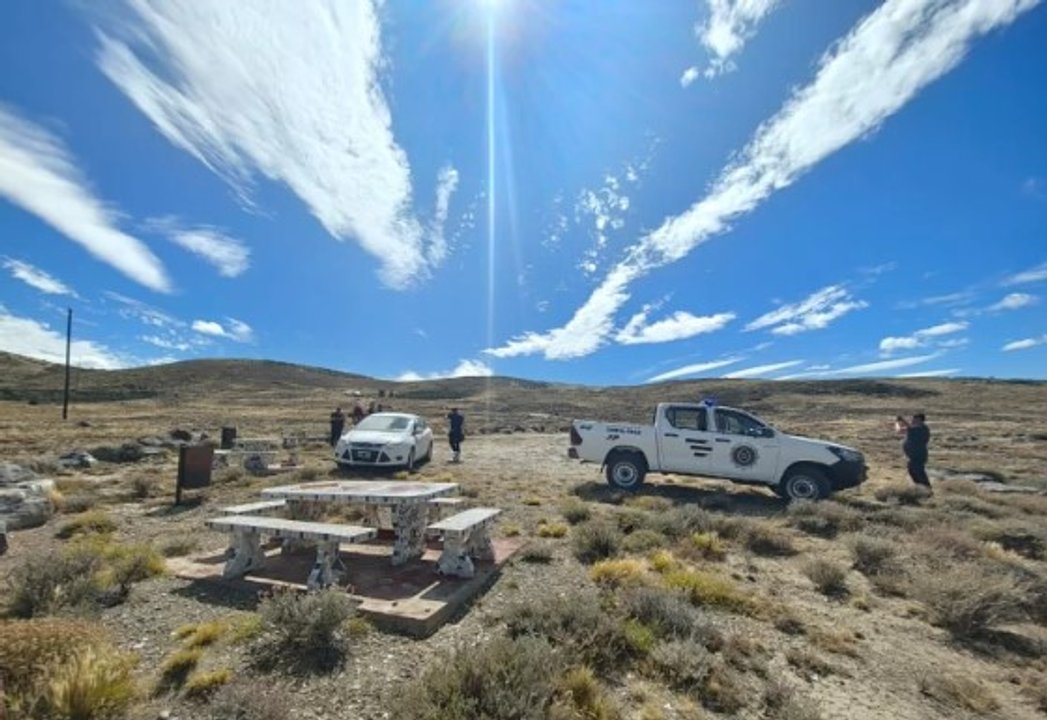 noticiaspuertosantacruz.com.ar - Imagen extraida de: https://adnsur.com.ar/policiales---judiciales/balearon-a-un-mochilero-ruso-en-la-ruta-3--lo-levantaron-cuando-hacia-dedo--le-robaron-y-escaparon_a679ca269c0a562d7b062e7fe