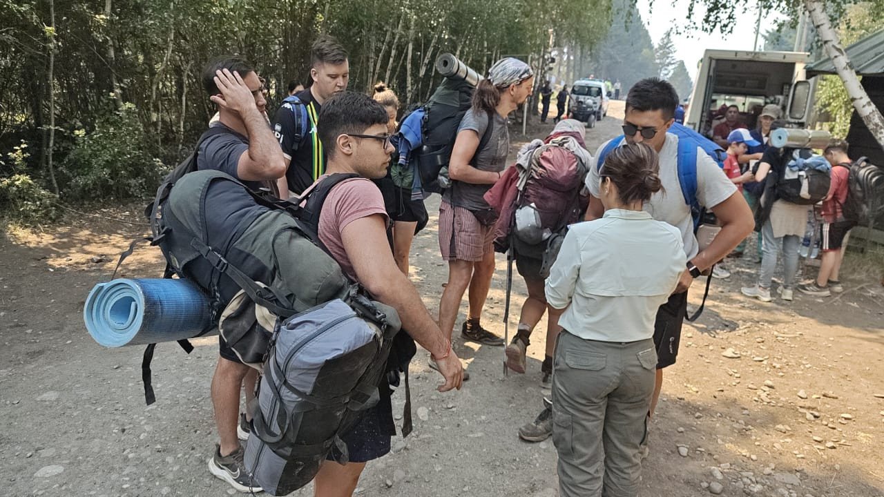 noticiaspuertosantacruz.com.ar - Imagen extraida de: https://adnsur.com.ar/sociedad/cerca-de-800-personas-fueron-evacuadas-de-los-refugios-de-el-bolson_a679d5b53be9e8876929b588b