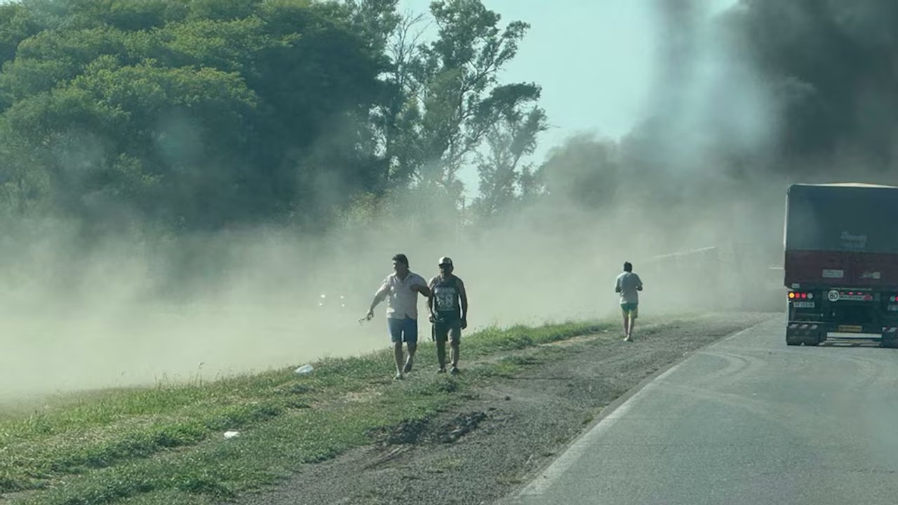 noticiaspuertosantacruz.com.ar - Imagen extraida de: https://adnsur.com.ar/policiales---judiciales/accidente-mortal--dos-camioneros-murieron-calcinados-tras-un-impactante-choque-e-incendio-en-la-ruta_a67a343bac9bf2455ba1eccbe