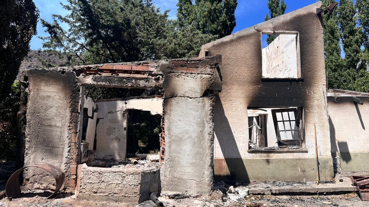 noticiaspuertosantacruz.com.ar - Imagen extraida de: https://adnsur.com.ar/policiales---judiciales/el-gobierno-de-chubut-avanza-con-el-plan-de-reconstruccion-de-las-casas-arrasadas-por-el-fuego-en-epuyen_a67a603fca754999fea1389b2