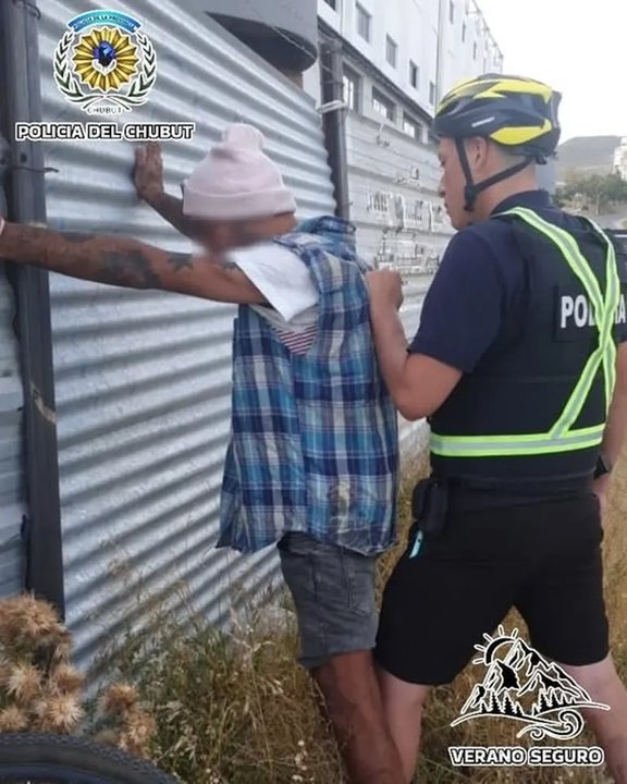 noticiaspuertosantacruz.com.ar - Imagen extraida de: https://adnsur.com.ar/policiales---judiciales/detuvieron-a-un-hombre-que-caminaba-por-el-centro-de-comodoro-y-tenia-un-pedido-de-captura_a67a62a60a754999fea174df7