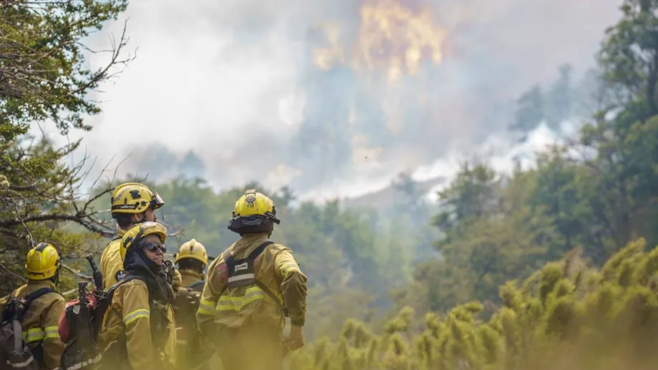 noticiaspuertosantacruz.com.ar - Imagen extraida de: https://adnsur.com.ar/sociedad/incendios-en-rio-negro--el-fuego-consumio-mas-de-3-000-hectareas-y-sigue-fuera-de-control_a67a6c7590cec6b0f1b21c662