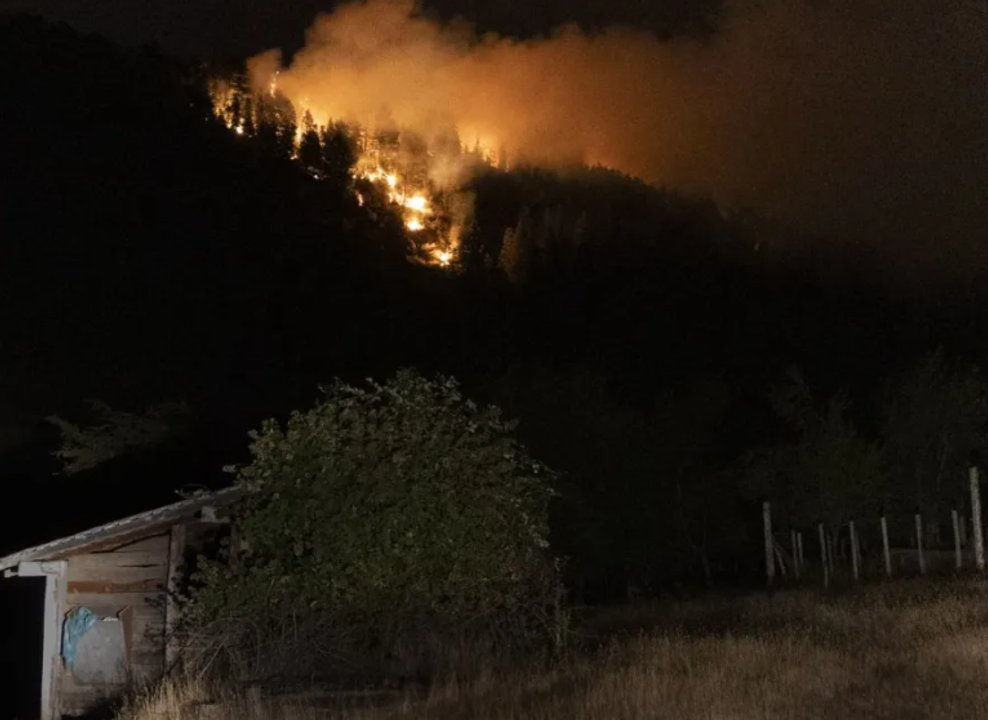 noticiaspuertosantacruz.com.ar - Imagen extraida de: https://adnsur.com.ar/sociedad/el-fuego-se-descontrolo-en-el-bolson-y-evacuaron-700-casas-en-medio-de-un-clima-desfavorable-_a67a747fe82f481247c8af4f2