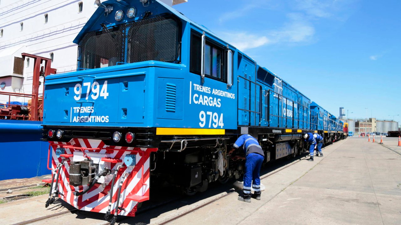 noticiaspuertosantacruz.com.ar - Imagen extraida de: https://adnsur.com.ar/politica/milei-firmo-el-decreto-para-que-el-tren-belgrano-cargas-sea-privatizado_a67a7eb09673c8b5b40820297