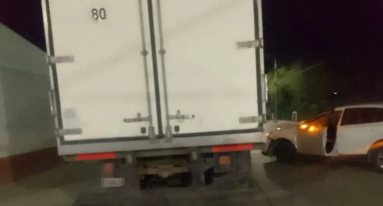 noticiaspuertosantacruz.com.ar - Imagen extraida de: https://adnsur.com.ar/policiales---judiciales/perdio-el-control-de-la-camioneta-y-choco-contra-un-camion-estacionado--una-mujer-termino-en-el-hospital_a67aa1d678e7731e54f7fd4a7