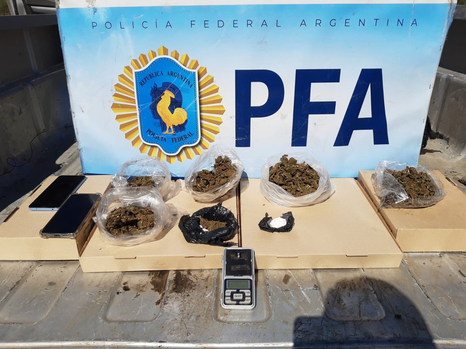 noticiaspuertosantacruz.com.ar - Imagen extraida de: https://adnsur.com.ar/policiales---judiciales/llevaban-una-gran-cantidad-de-droga-en-su-auto-y-fueron-descubiertos-en-un-control-policial_a67b201d30e7db8fcab6c3809