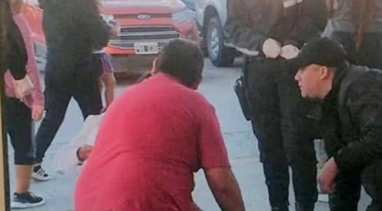 noticiaspuertosantacruz.com.ar - Imagen extraida de: https://adnsur.com.ar/policiales---judiciales/apunalaron-a-un-hombre-frente-a-un-reconocido-supermercado-de-pico-truncado-_a67b52b22afebe43440100134