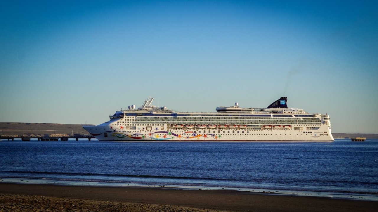 noticiaspuertosantacruz.com.ar - Imagen extraida de: https://adnsur.com.ar/sociedad/de-uruguay-a-chubut--el-crucero-norwegian-star-arribo-a-puerto-madryn-con-2-300-pasajeros_a67b5d107704c439c9ead925f