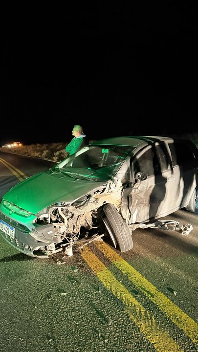 noticiaspuertosantacruz.com.ar - Imagen extraida de: https://adnsur.com.ar/policiales---judiciales/un-auto-protagonizo-un-impresionante-accidente-al-chocar-a-un-camion-a-metros-de-ramon-santos_a67b7ec706dc0f38ae48003bf