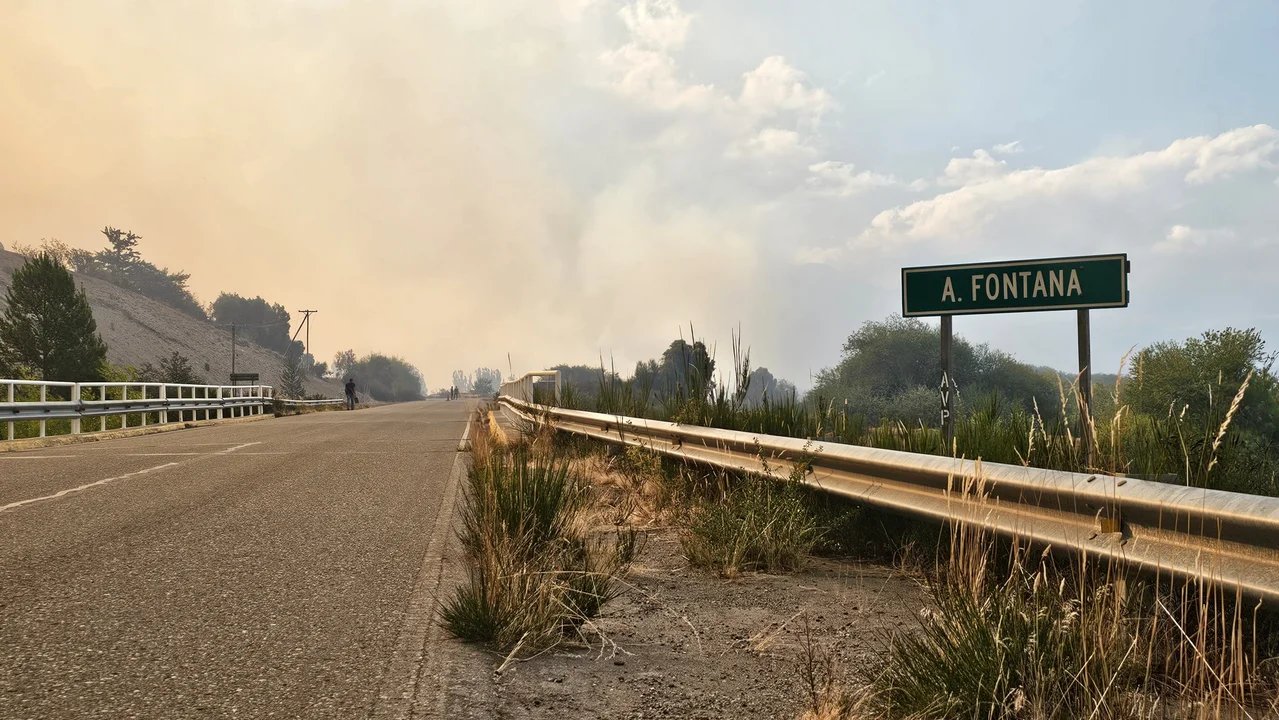 noticiaspuertosantacruz.com.ar - Imagen extraida de: https://adnsur.com.ar/sociedad/incendio-en-el-parque-nacional-los-alerces--el-fuego-avanza-sin-control-y-ya-hay-15-familias-autoevacuadas_a67bbc7cf6e7e086c2d7f2fb4