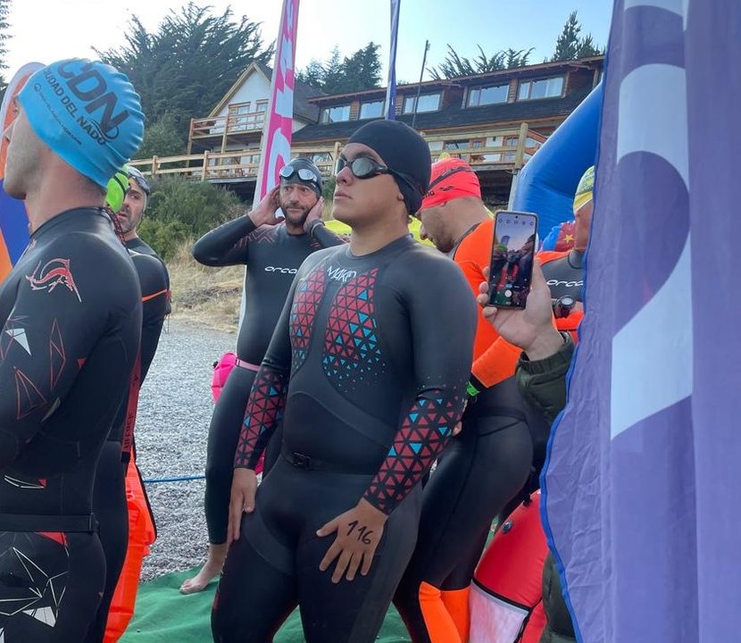 noticiaspuertosantacruz.com.ar - Imagen extraida de: https://adnsur.com.ar/deportes/el-comodorense-bautista-wisky-fue-top-10-en-el-open-water-de-bariloche_a67bcf718f20e09a5f52ee0a5