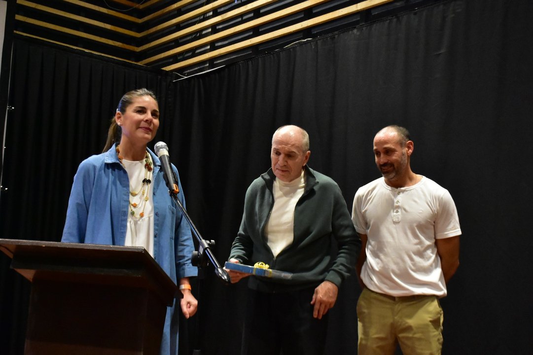 Sergio Luscher y un reconocimiento en su visita a Comodoro