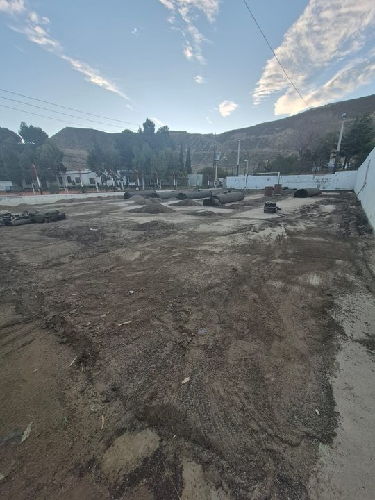 Avances de obras en el sintético de la cancha de fútbol 5