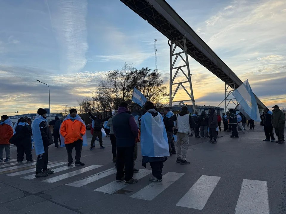 Se da en medio de un conflicto que mantiene paralizada la temporada de pesca de langostino