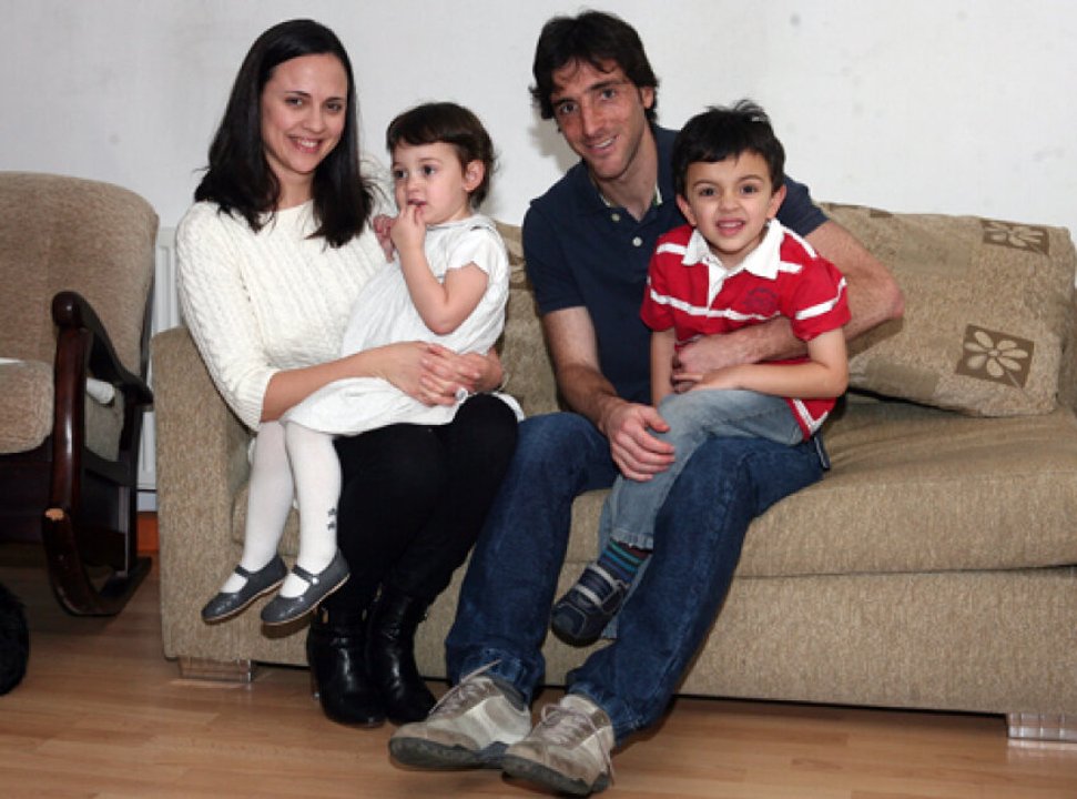 Peralta y familia, en una de las contadas entrevistas del ex futbolista en suelo europeo.