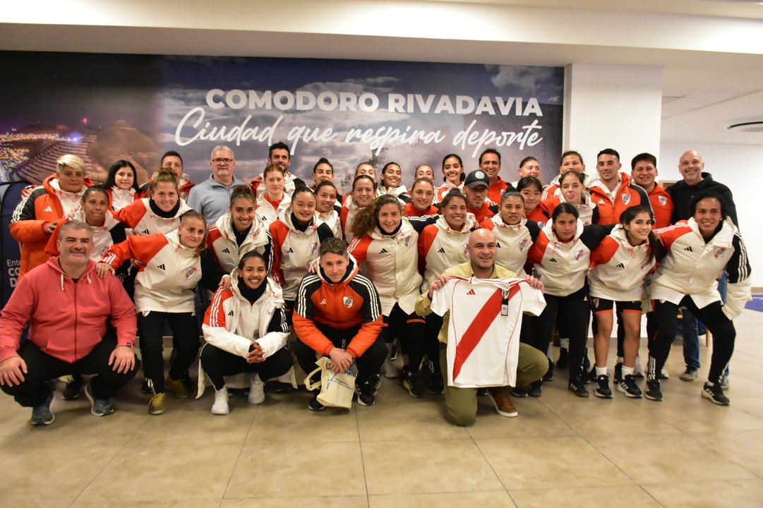 El plantel de River junto a las autoridades municipales