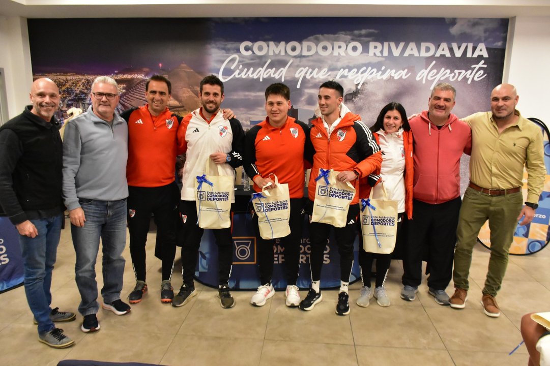 El cuerpo técnico recibió un presente