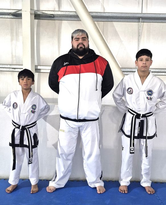 El entrenador junto a los atletas que participarán del gran evento