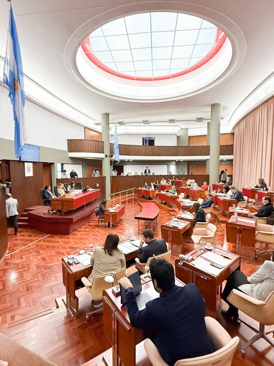 Sesión en la Legislatura de Chubut: cambios en feriados y crisis institucional