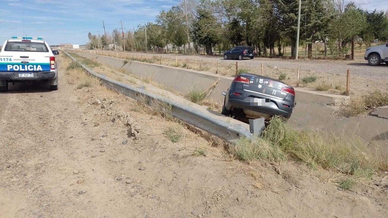 Viajaba con su hija de 10 meses, perdió el control del auto y terminó dentro de un canal