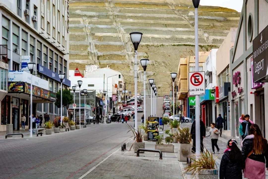 La paradoja laboral de Comodoro: menos desempleo, menos empleo y más pobreza