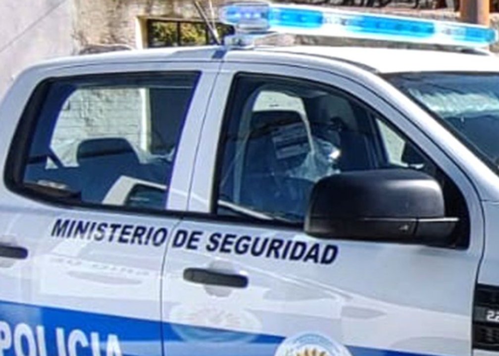 Un vecino detuvo a un joven que lanzó piedras contra su casa en Rawson