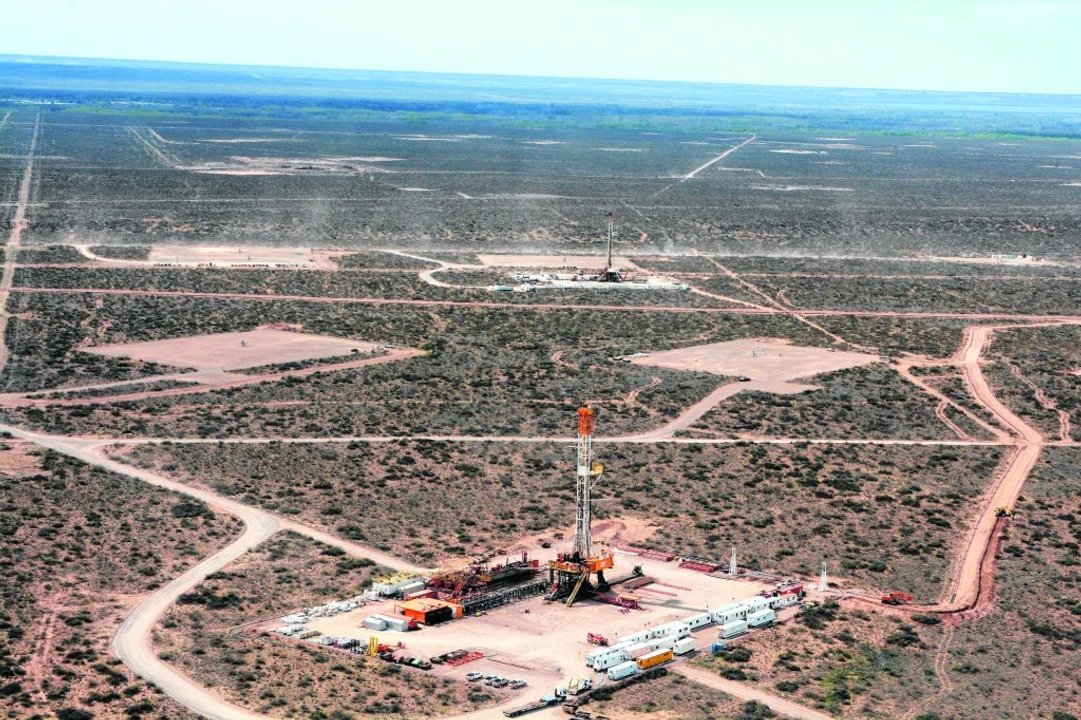 Producción de petróleo en Argentina alcanzó récord histórico de 914.900 barriles por día