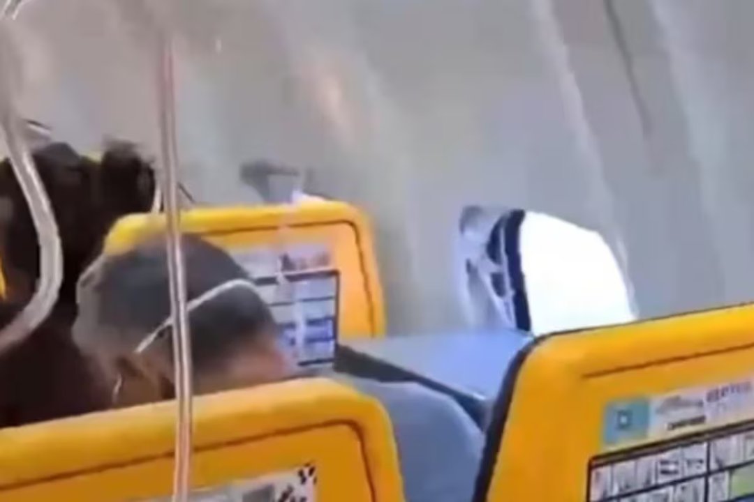 Emergencia en vuelo de Ryanair: ventanilla se desprende y pasajero es succionado parcialmente