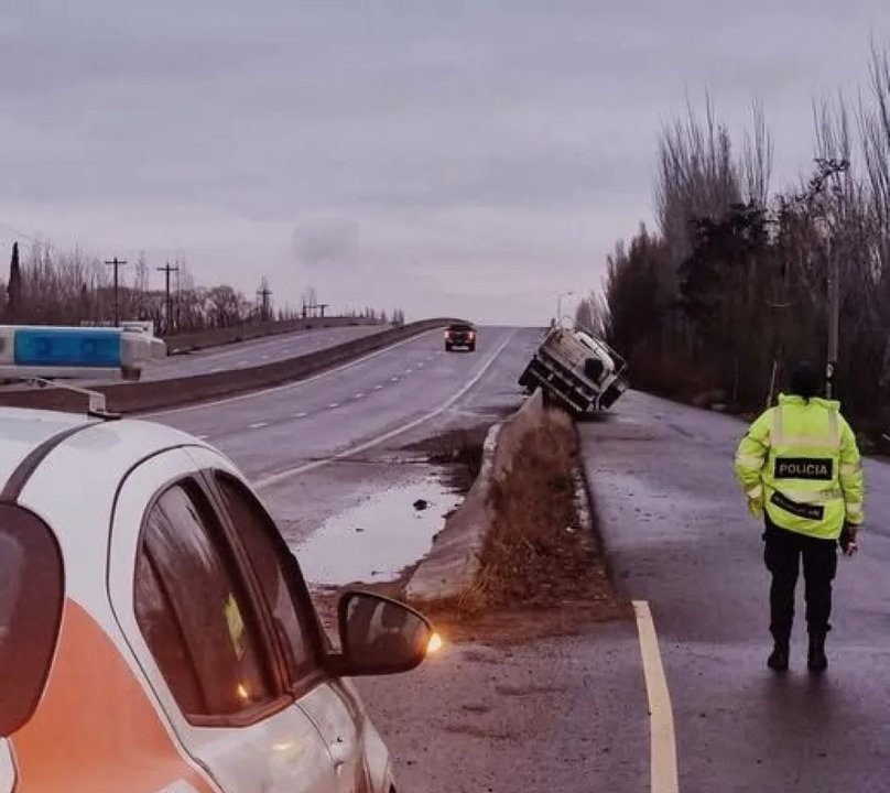 Camión quedó suspendido en el separador de la Ruta 22 tras maniobra fallida