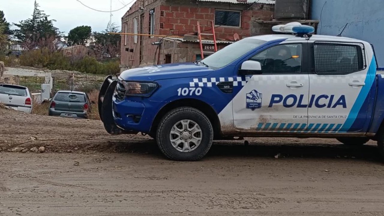 Hombre dispara contra una casa y un auto tras discusión en un boliche de Puerto Deseado