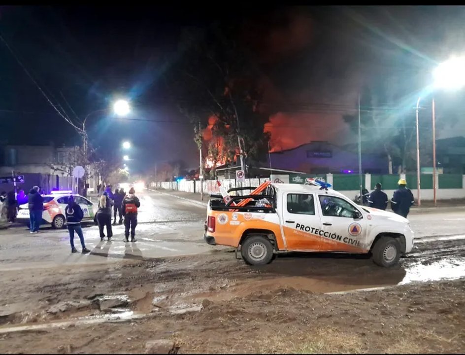Incendio en recicladora de Cipolletti: múltiples dotaciones de bomberos trabajaron en la emergencia