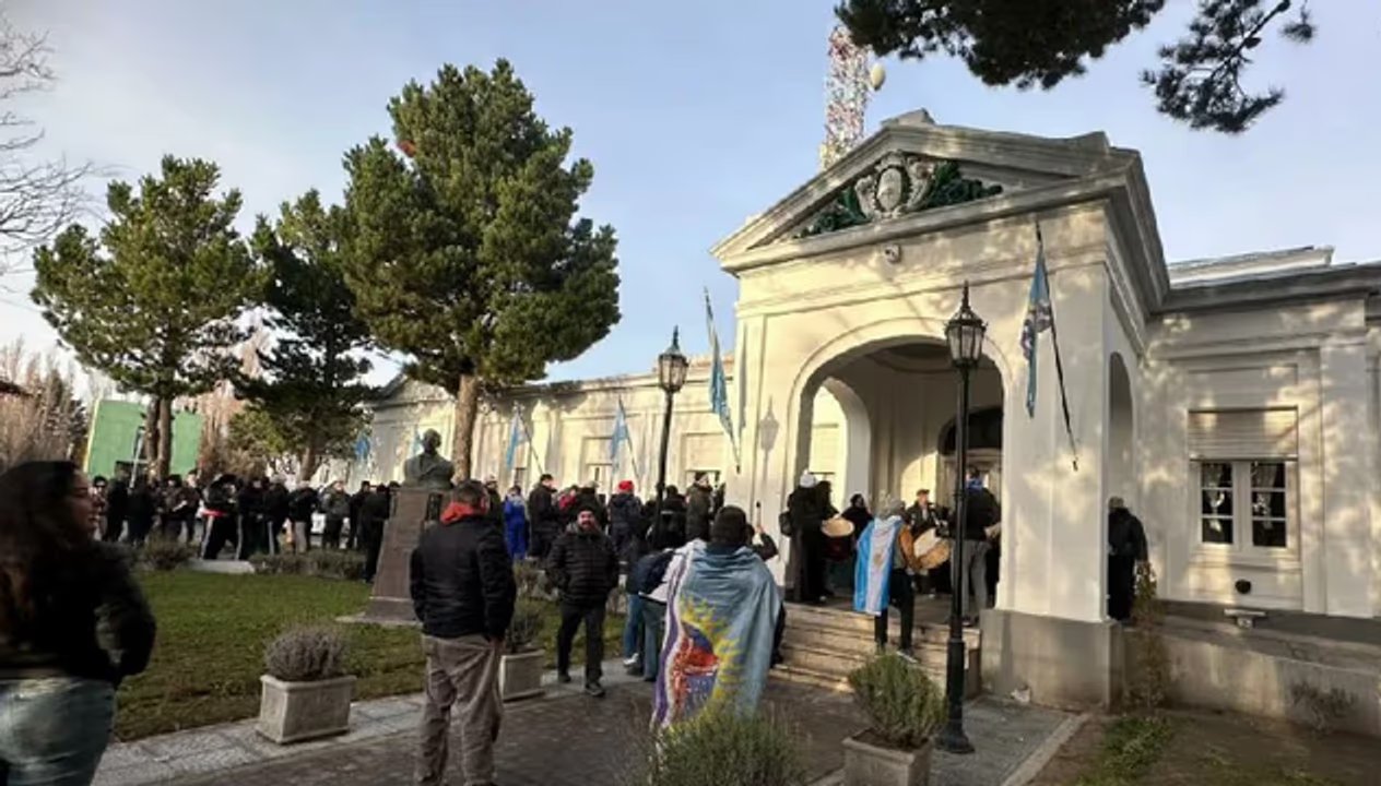 Crisis en Santa Cruz: El gobierno cierra paritaria policial por decreto