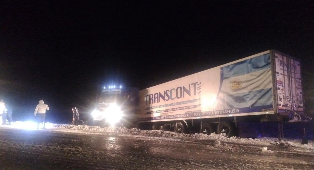 Desembarco de camión en ruta de Santa Cruz por escarcha
