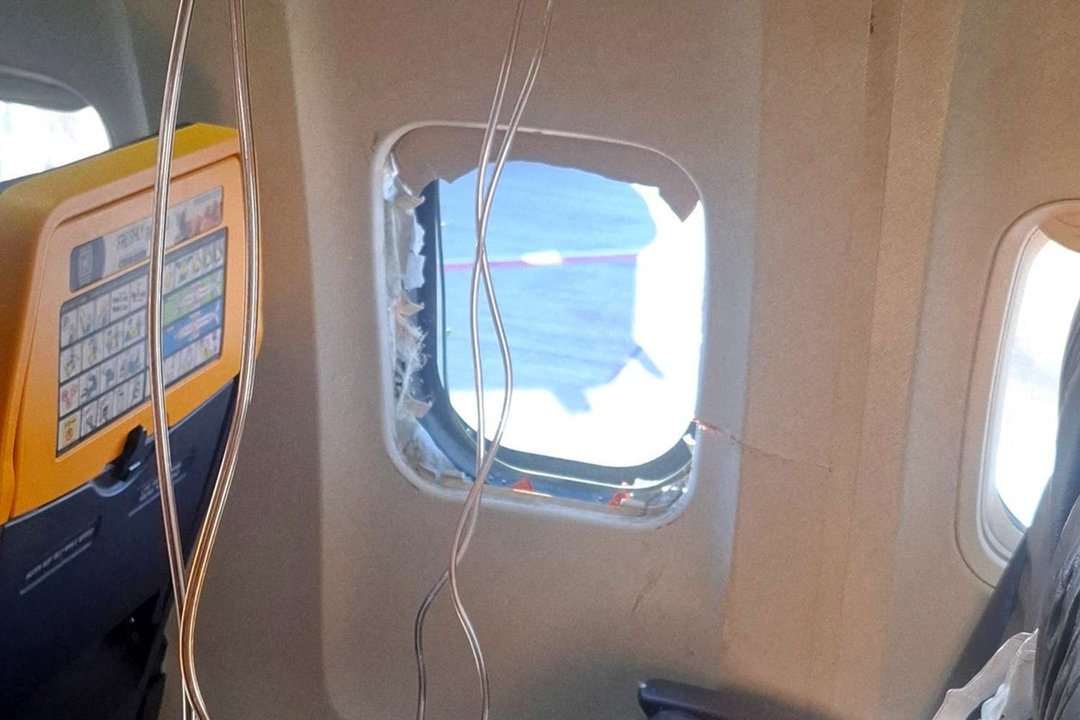 Desgarrador incidente en vuelo de Ryanair: pasajero casi es succionado por ventana
