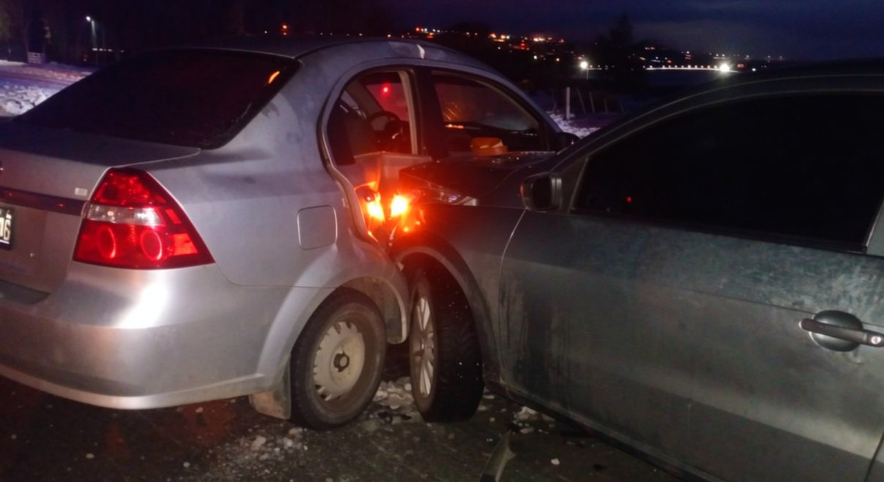Accidente en El Calafate: chocaron una camioneta y un auto, tres heridos