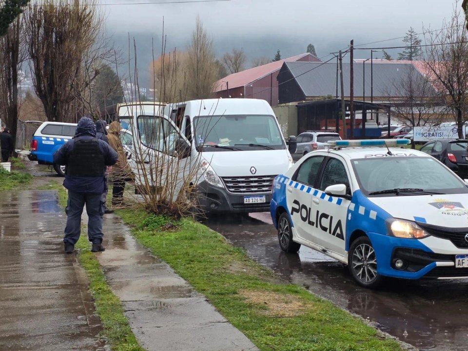 Hallan muerto a un hombre en una camioneta en el centro de la ciudad