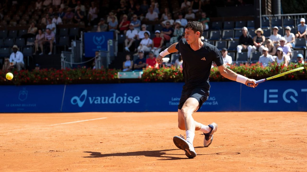 Juan Manuel Cerúndolo avanza en Gstaad tras superar a Zdenek Kolar