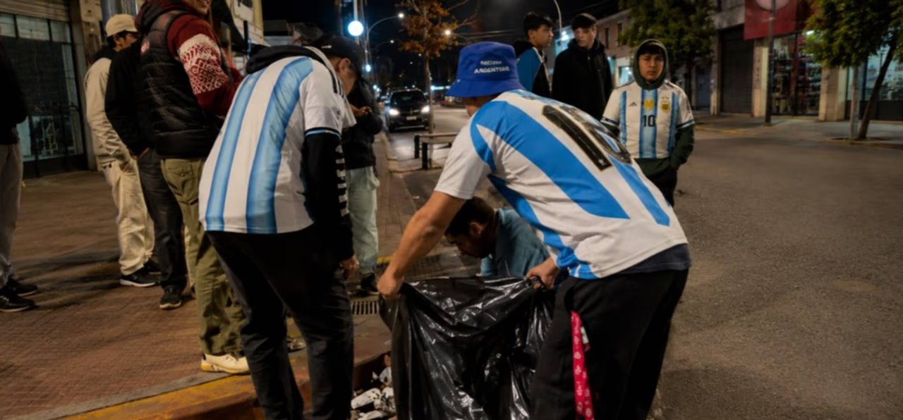Hinchas de Newbery en Esquel limpiaron tras la celebración del Mundial