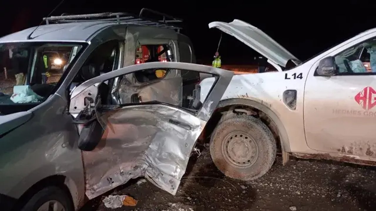 Accidente violento en la Ruta del Petróleo entre dos vehículos