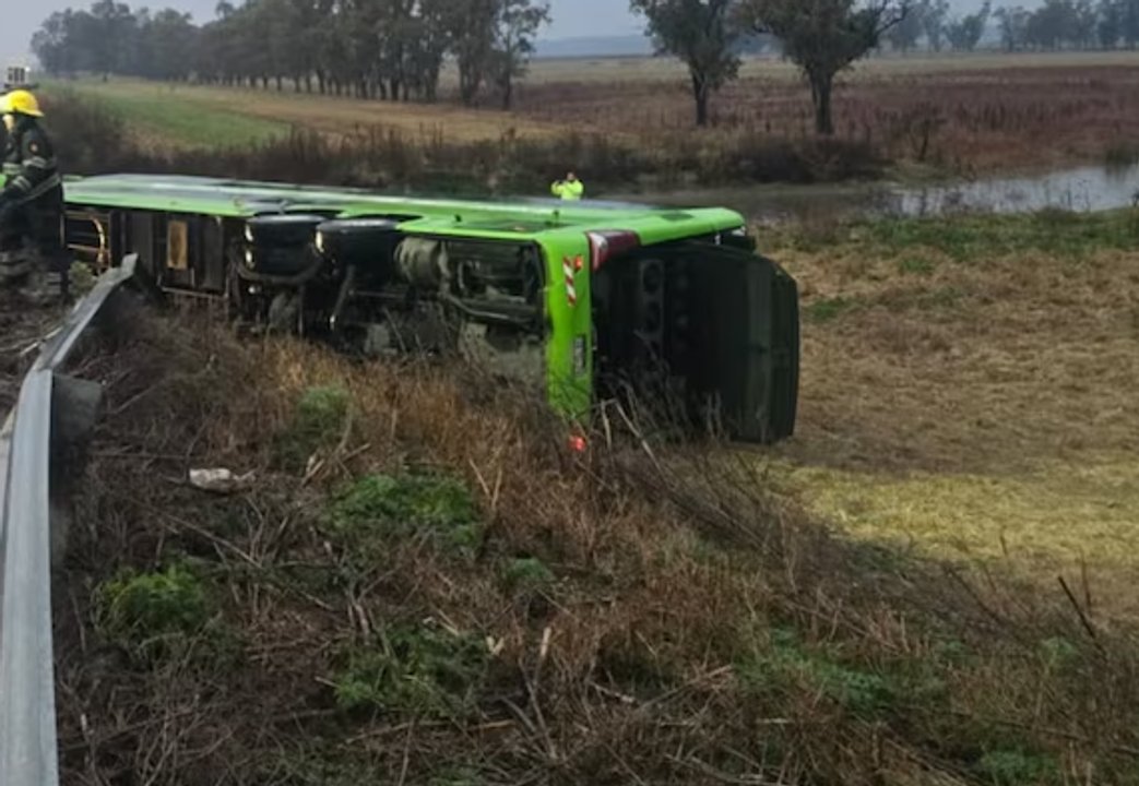 Accidente de micro en la Ruta Nacional 7: volcó tras ráfaga de viento