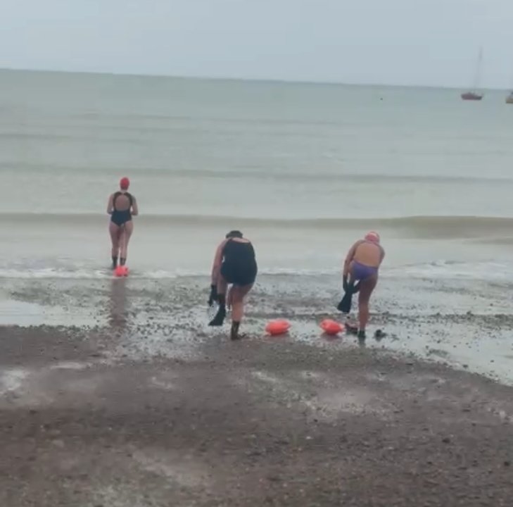 Mujeres desafían el frío y se bañan en el mar en Comodoro Rivadavia