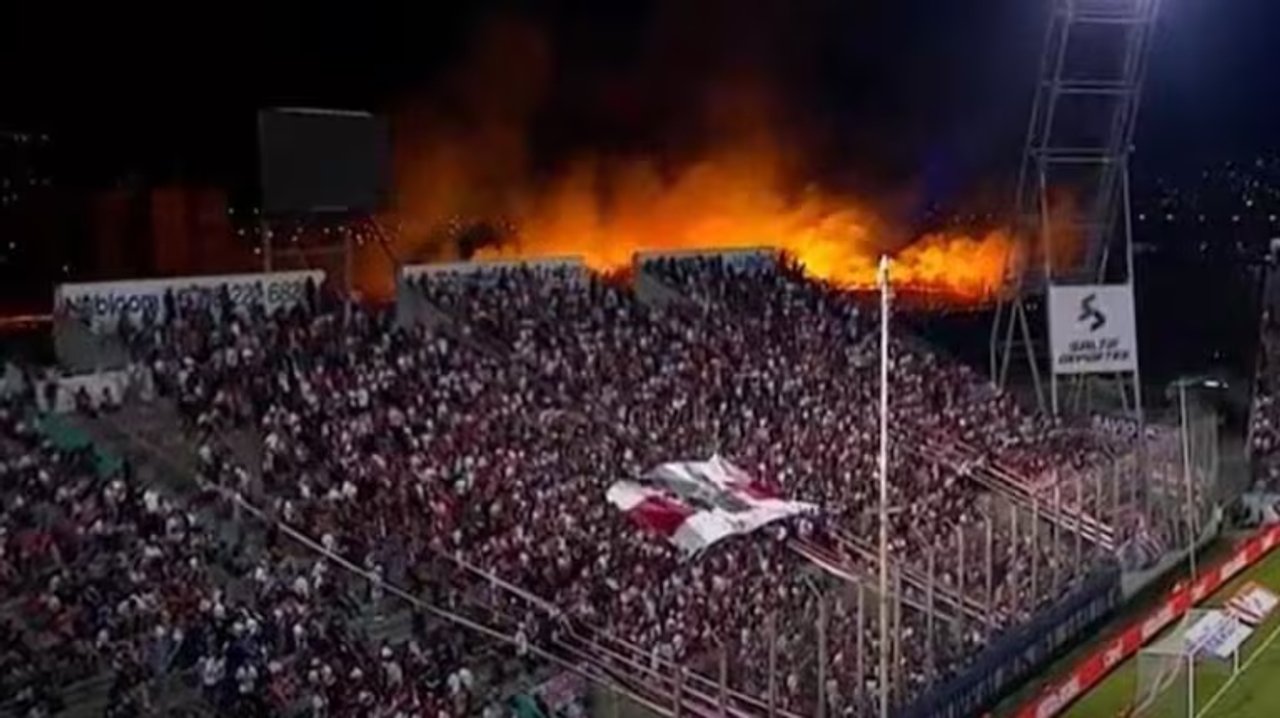 Incendio forestal en Salta generó preocupación durante el partido River-Aldosivi