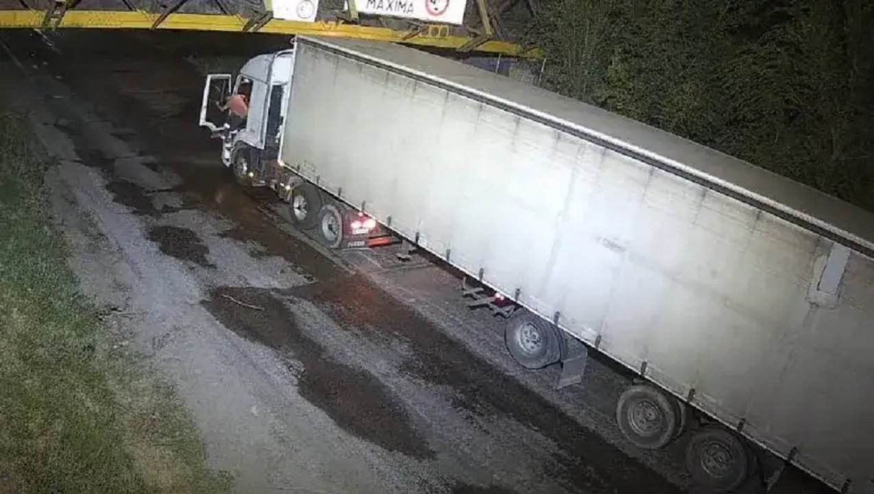 Un camión dañó el puente ferroviario en la Ruta 151 y suspendió el Tren del Valle