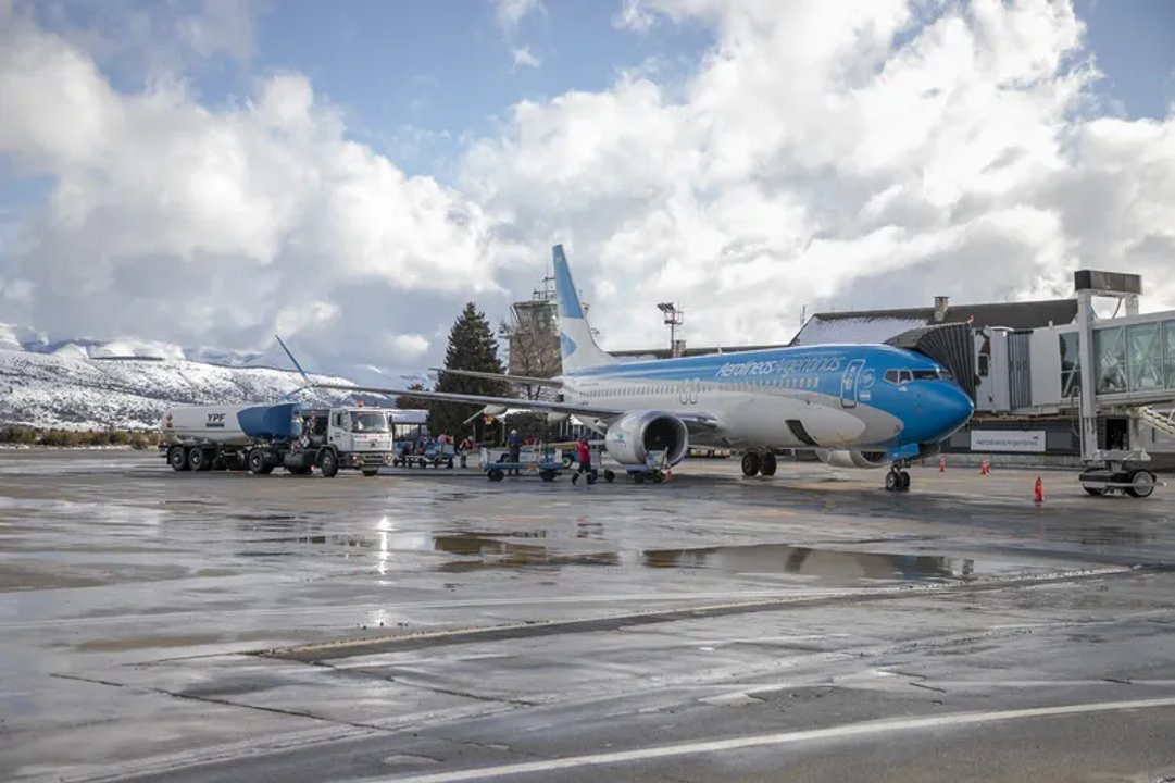 Evacuación y operativo de seguridad en el aeropuerto de Bariloche por valijas abandonadas