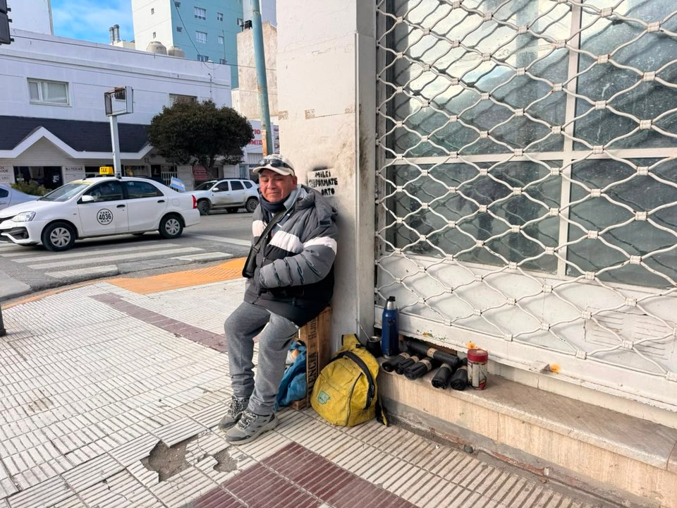 La lucha diaria de un vendedor ambulante en Comodoro Rivadavia