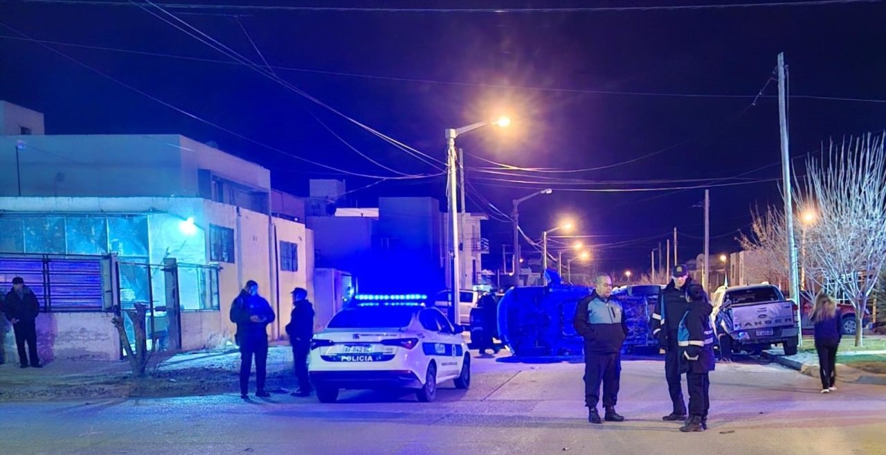 Persecución policial termina con un vuelco en Trelew y un detenido borracho