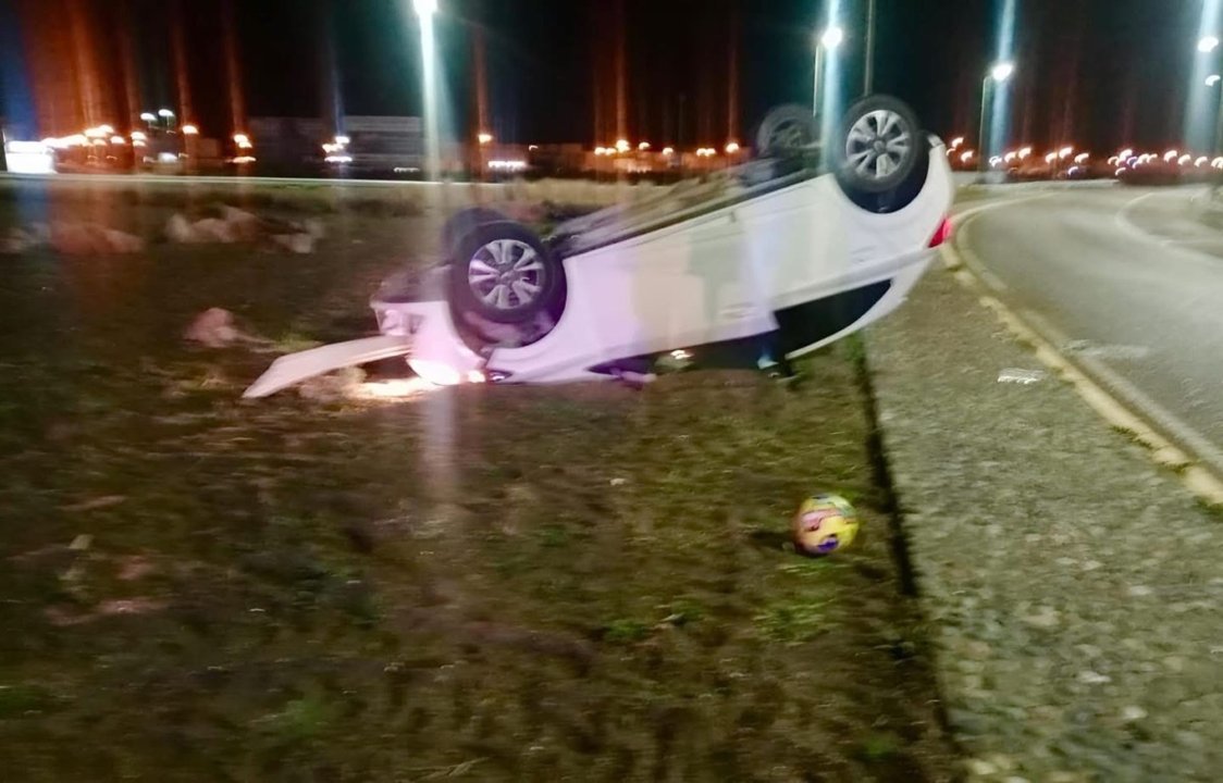 Mujer volcada en Playa Unión tras conducir ebria, resultó ilesa